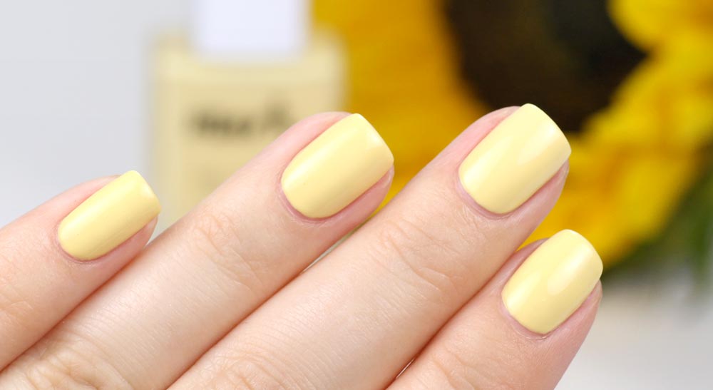 AVON Mark – Daysie – hellgelber pastell Nagellack – swatch by frischlackiert