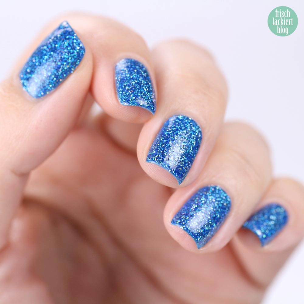 Queen Frostine Cupcake Polish – blue holographic nailpolish - Blauer Glitzer Nagellack – swatch by frischlackiert