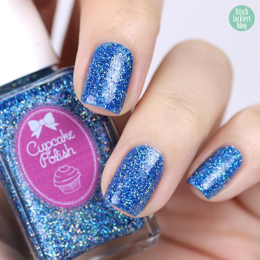 Queen Frostine Cupcake Polish – blue holographic nailpolish - Blauer Glitzer Nagellack – swatch by frischlackiert