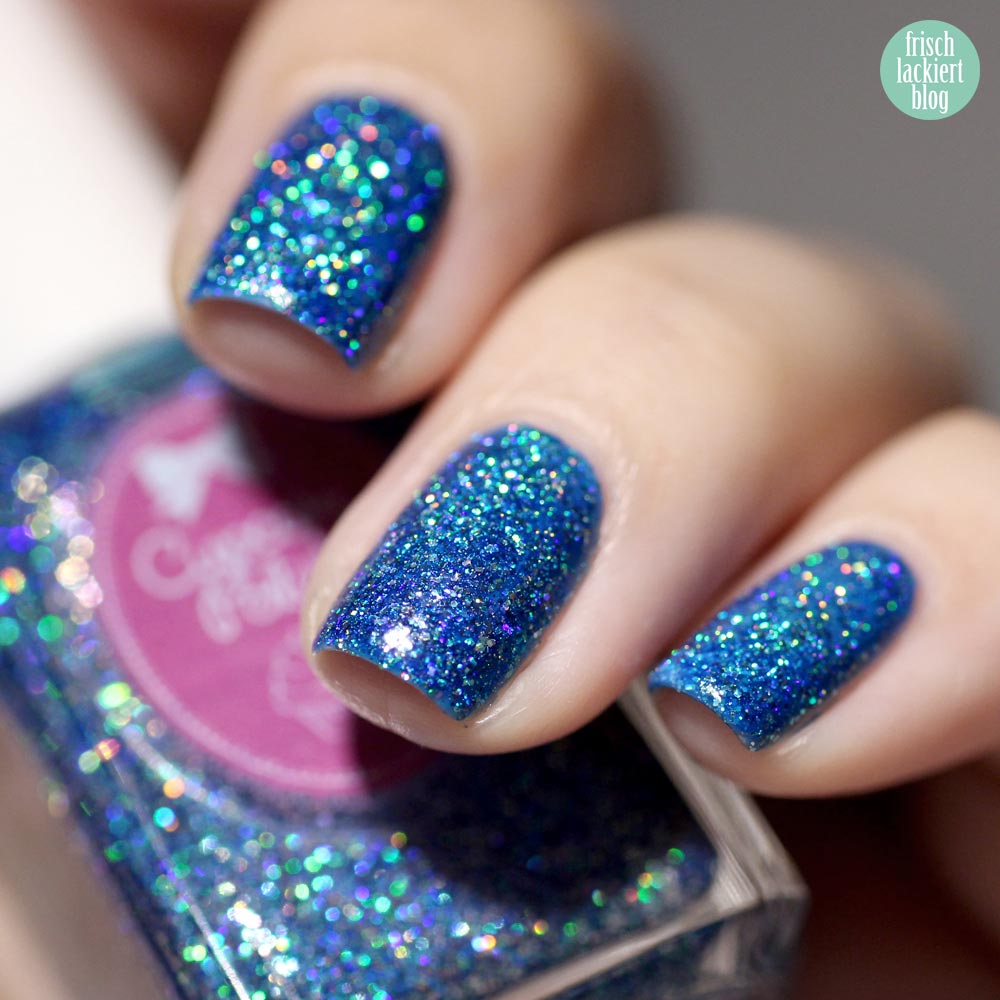 Queen Frostine Cupcake Polish – blue holographic nailpolish - Blauer Glitzer Nagellack – swatch by frischlackiert