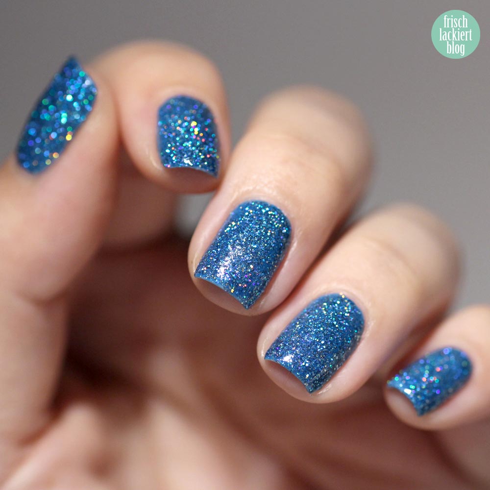 Queen Frostine Cupcake Polish – blue holographic nailpolish - Blauer Glitzer Nagellack – swatch by frischlackiert