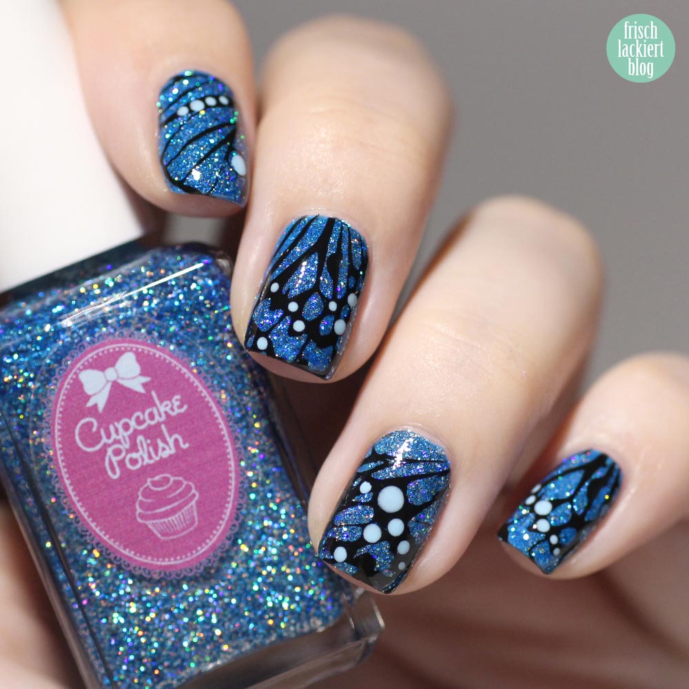 Queen Frostine Cupcake Polish – Schmetterling Nailart blau glitzer – by frischlackiert