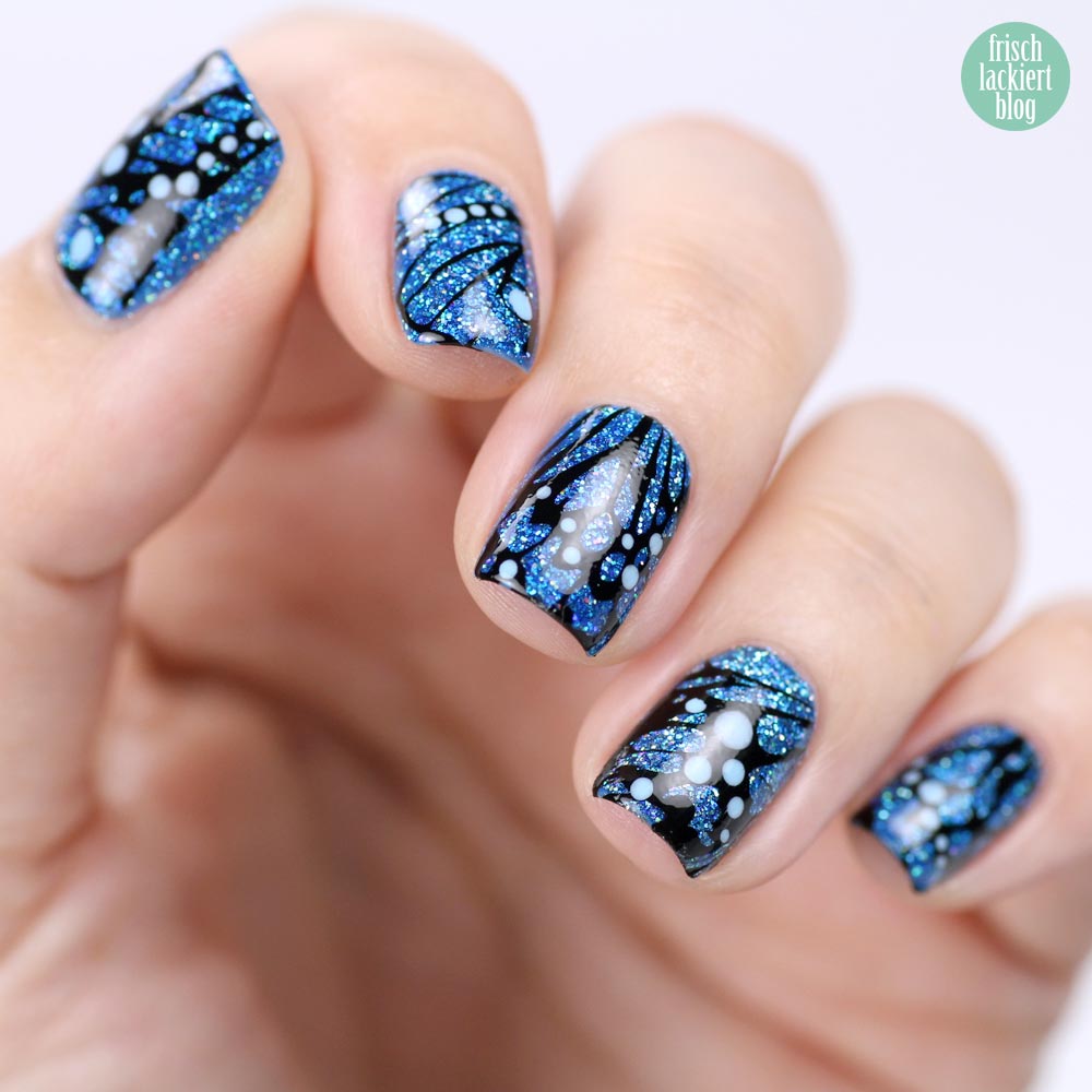 Queen Frostine Cupcake Polish – Schmetterling Nailart blau glitzer – by frischlackiert