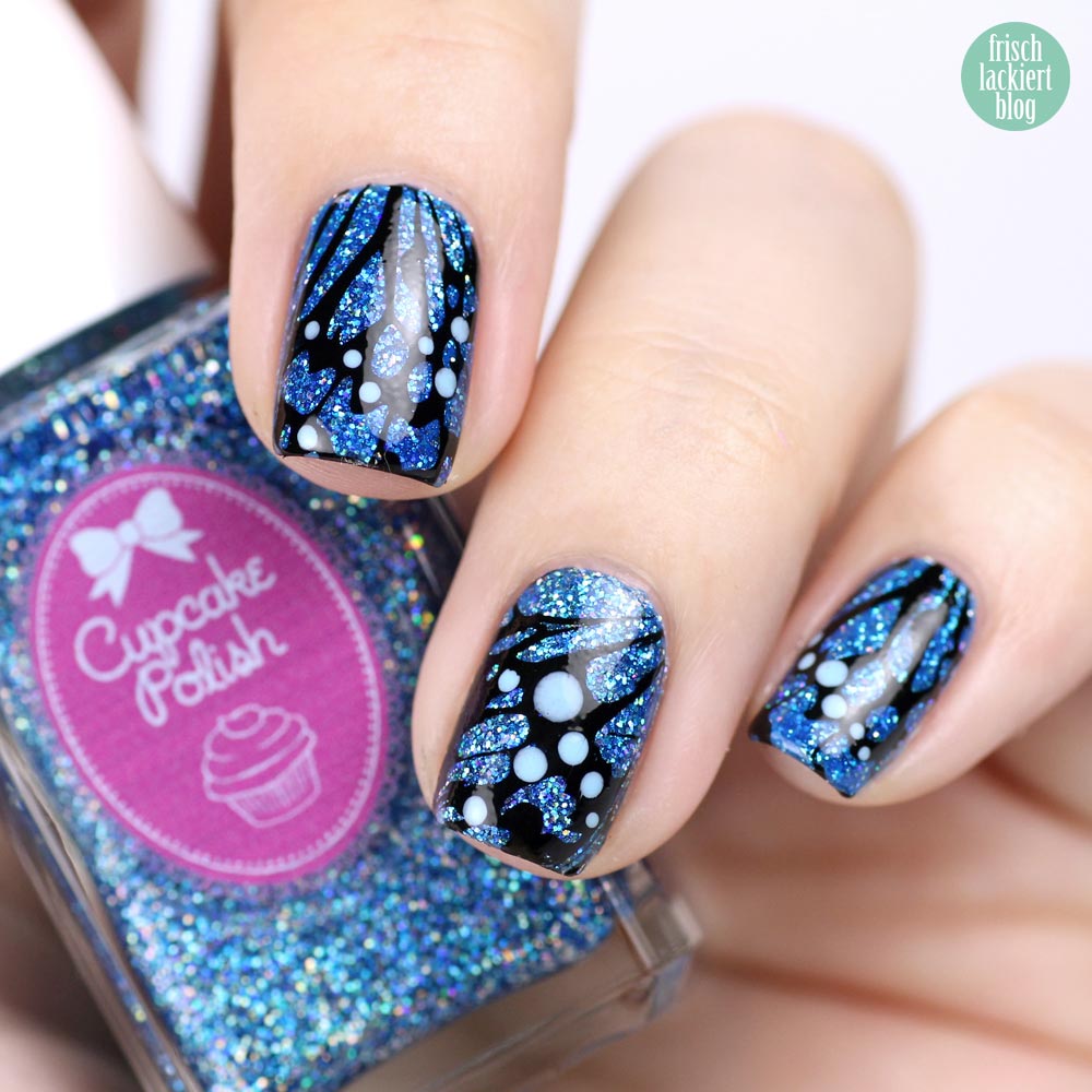 Queen Frostine Cupcake Polish – Schmetterling Nailart blau glitzer – by frischlackiert