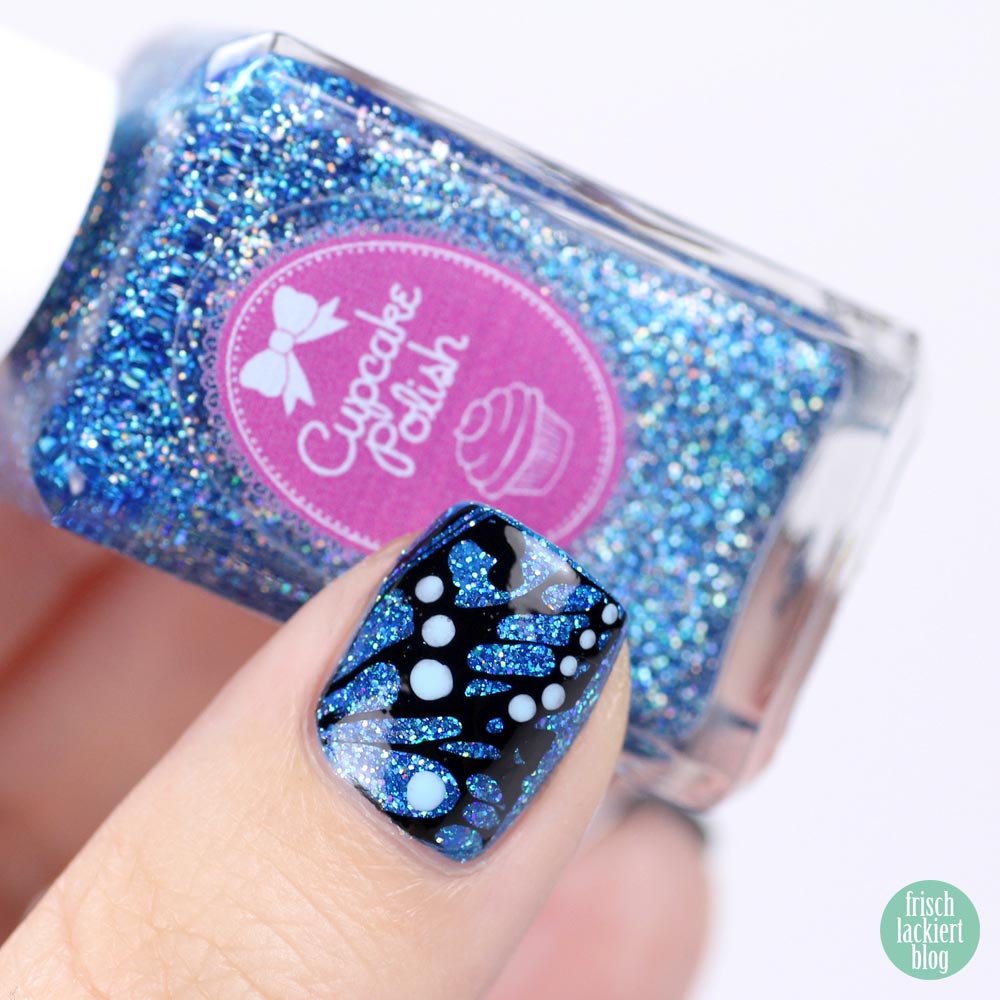 Queen Frostine Cupcake Polish – Schmetterling Nailart blau glitzer – by frischlackiert