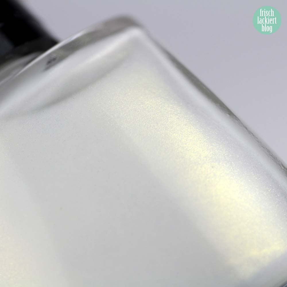 Misslyn Nagellack – 98 white sensation – Schimmer Weiß mit Gold – swatch by frischlackiert