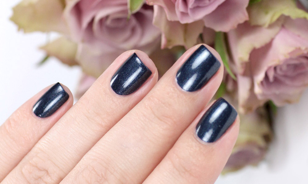 NYX Nailpolish Navy Stars – Dunkelblauer Nagellack mit Schimmer in glänzend und matt – swatch by frischlackiert