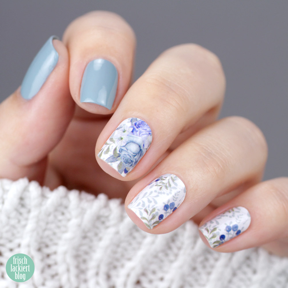 Sticker Gigant Nagelsticker / Nailwraps Rosali Frost & Essie Udon Know Me – Blaues Winter Nailart mit Rosen und Beeren – swatch by frischlackiert