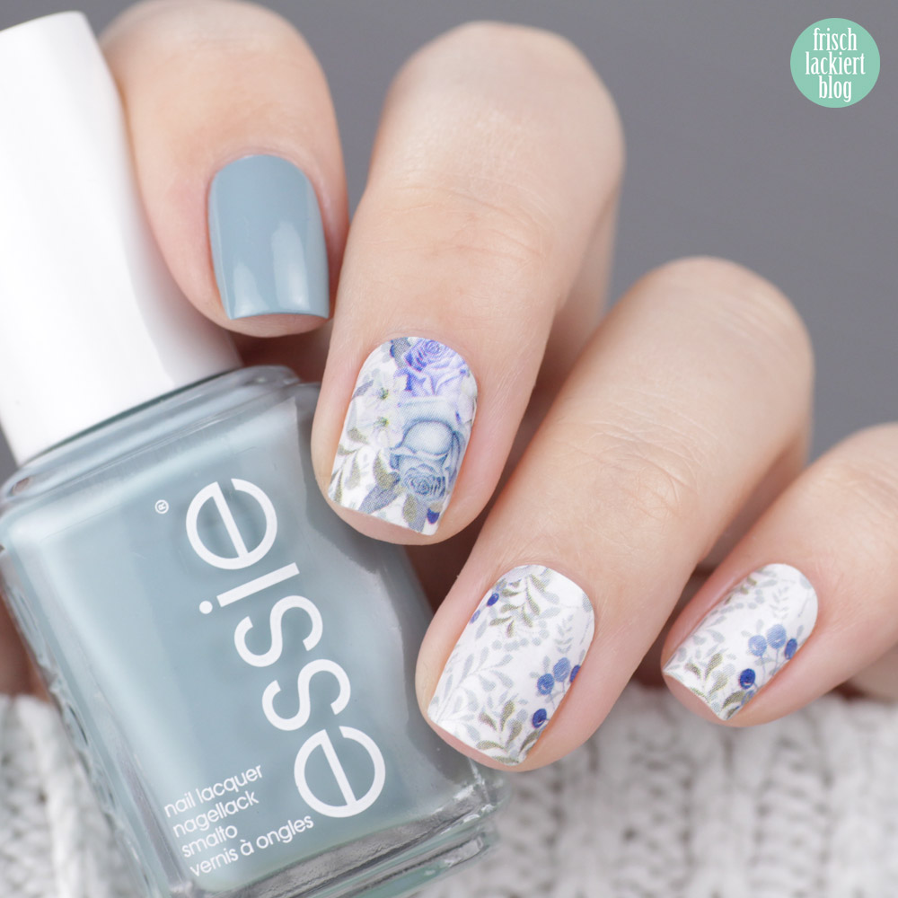 Sticker Gigant Nagelsticker / Nailwraps Rosali Frost & Essie Udon Know Me – Blaues Winter Nailart mit Rosen und Beeren – swatch by frischlackiert