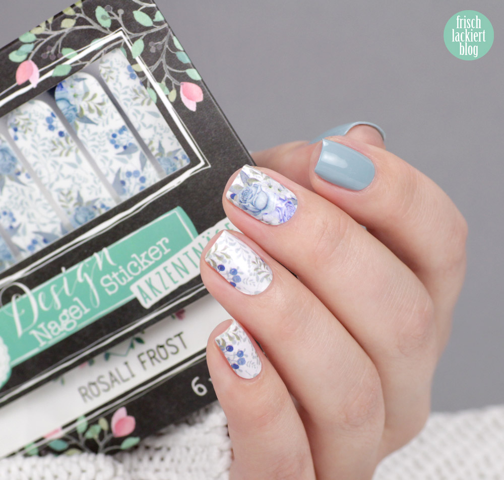 Sticker Gigant Nagelsticker / Nailwraps Rosali Frost & Essie Udon Know Me – Blaues Winter Nailart mit Rosen und Beeren – swatch by frischlackiert
