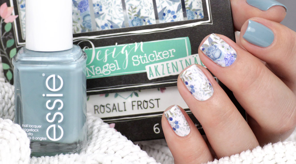 Sticker Gigant Nagelsticker / Nailwraps Rosali Frost & Essie Udon Know Me – Blaues Winter Nailart mit Rosen und Beeren – swatch by frischlackiert
