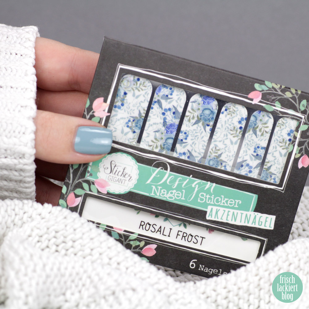 Sticker Gigant Nagelsticker / Nailwraps Rosali Frost & Essie Udon Know Me – Blaues Winter Nailart mit Rosen und Beeren – swatch by frischlackiert