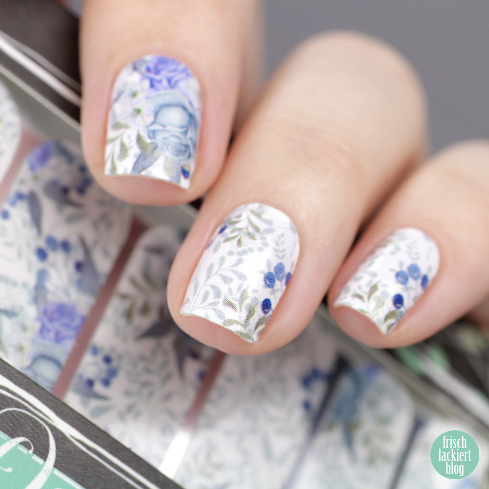 Sticker Gigant Nagelsticker / Nailwraps Rosali Frost & Essie Udon Know Me – Blaues Winter Nailart mit Rosen und Beeren – swatch by frischlackiert