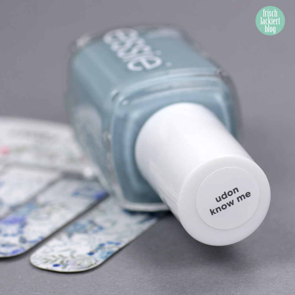 Sticker Gigant Nagelsticker / Nailwraps Rosali Frost & Essie Udon Know Me – Blaues Winter Nailart mit Rosen und Beeren – swatch by frischlackiert
