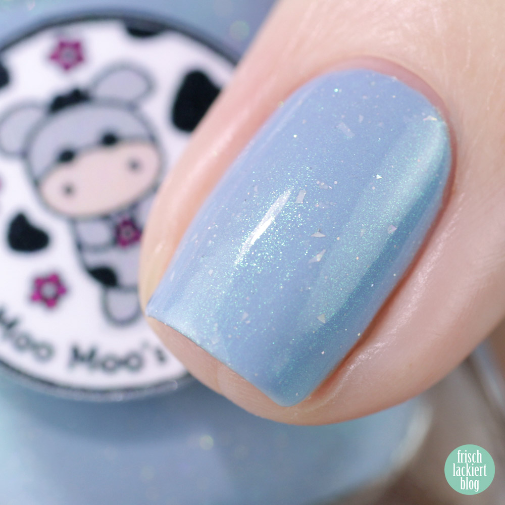 Moo Moo's Signatures - Macaroon Moon – hellblauer Nagellack mit grünem Schimmer – Meerjungfrau Look – swatch by frischlackiert