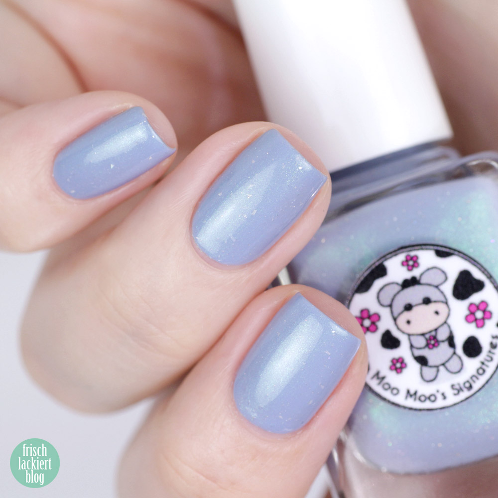 Moo Moo's Signatures - Macaroon Moon – hellblauer Nagellack mit grünem Schimmer – Meerjungfrau Look – swatch by frischlackiert