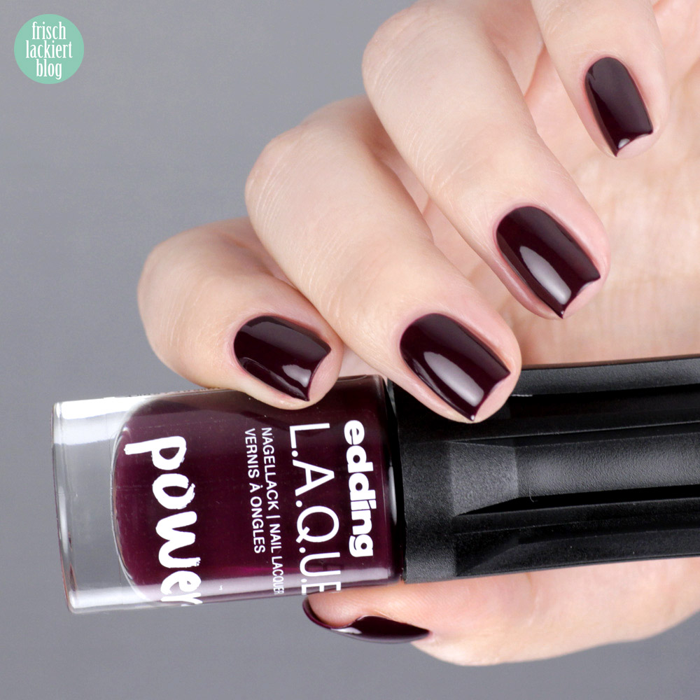 Edding L.A.Q.U.E. – Powerfrauen Kollektion 2018 - absolute aubergine - dark violett nailpolish - swatch by frischlackiert