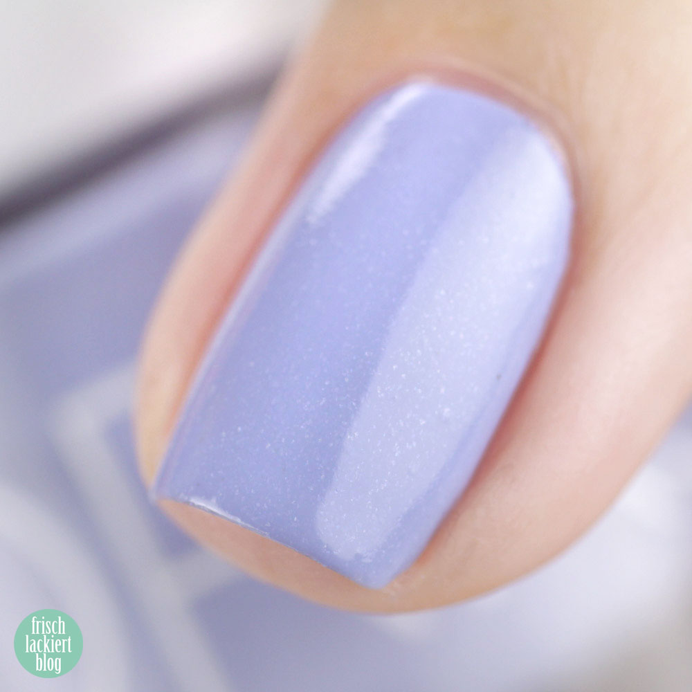 Glossworks Nagellack – Hyacinth Bouquet – Hellblau mit Schimmer – swatch by frischlackiert