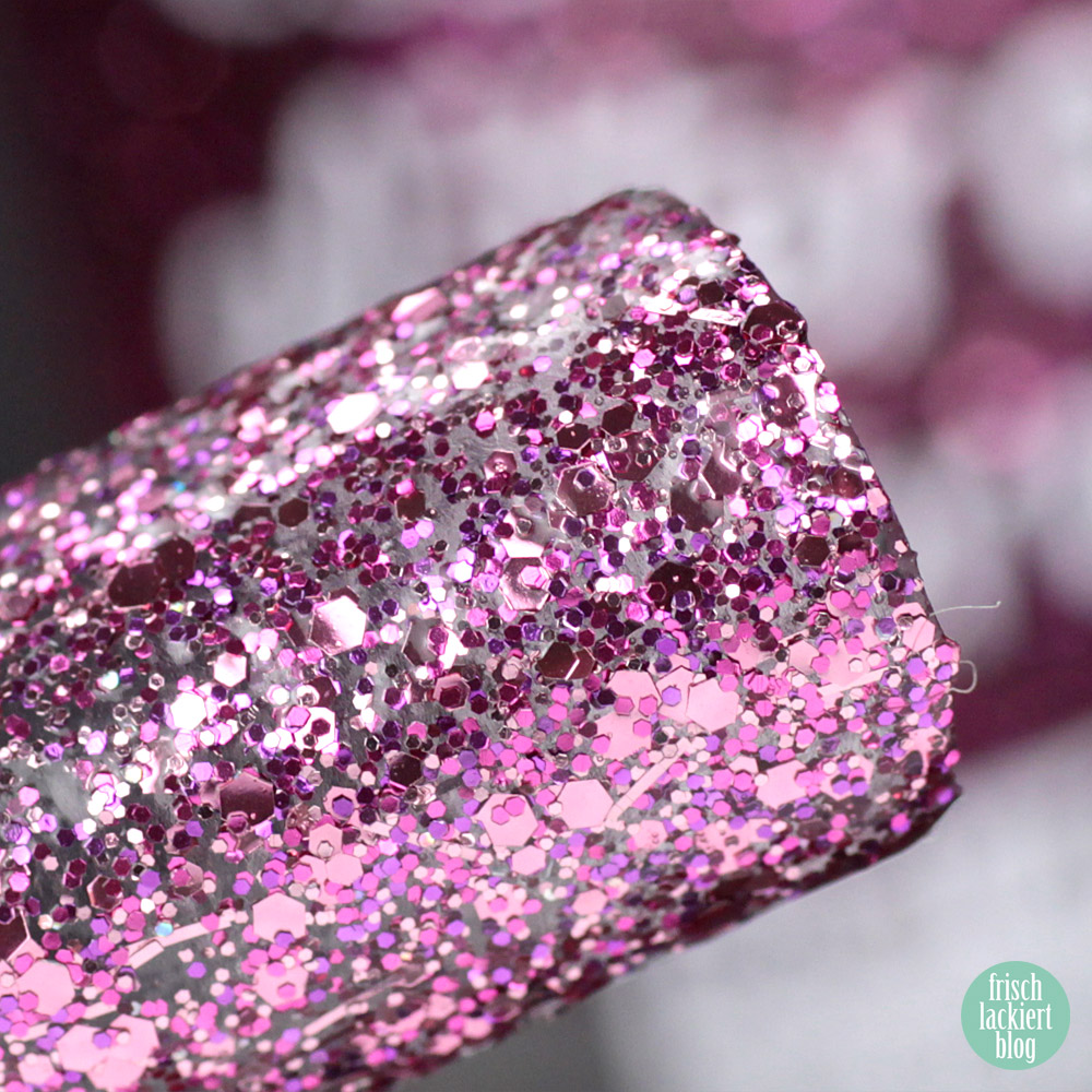 essence glitter on glitter off Peel-Off Glitzer Lacke im Test – party queen – swatch by frischlackiert