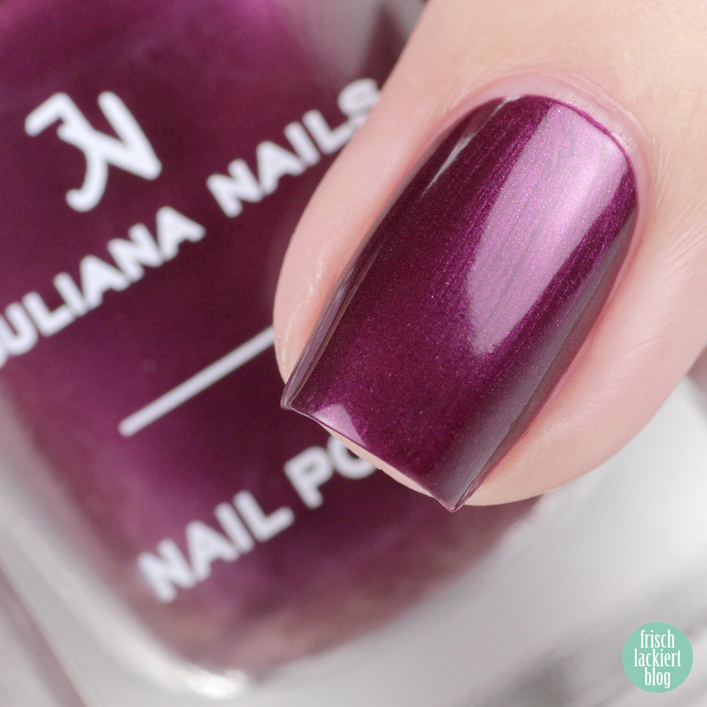 Juliana Nails hot plum – Nagellack in Violett mit Schimmer für den Herbst – swatch by frischlackiert