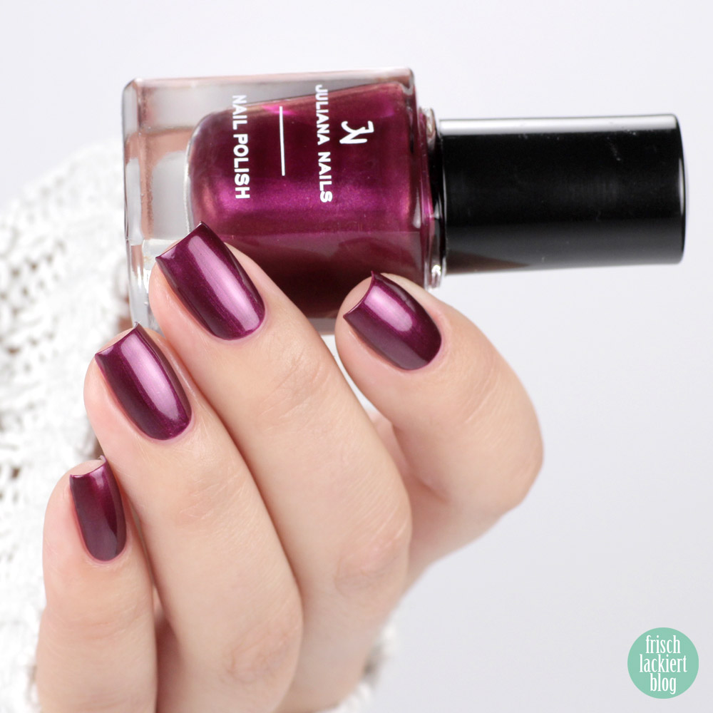 Juliana Nails hot plum – Nagellack in Violett mit Schimmer für den Herbst – swatch by frischlackiert