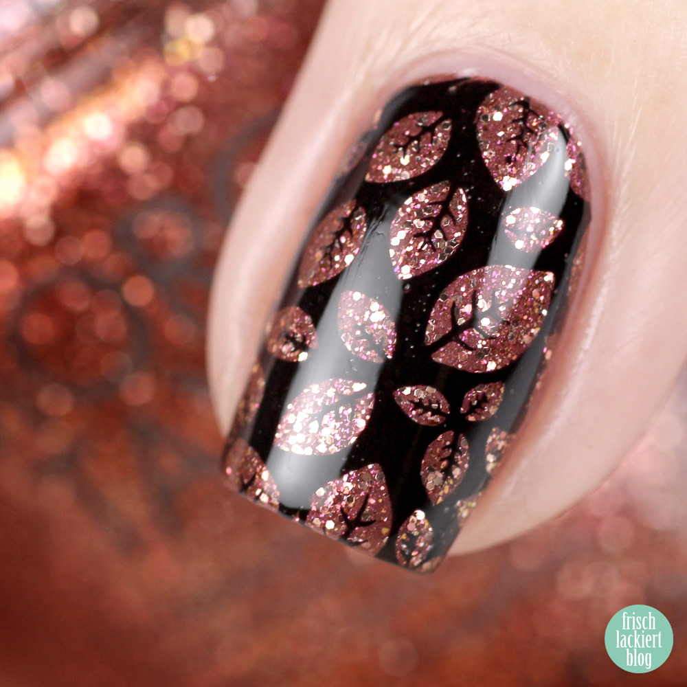 Frischlackiert-Challenge Herbstgefühle – Herbst Nailart mit Glitzer Blättern – by frischlackiert