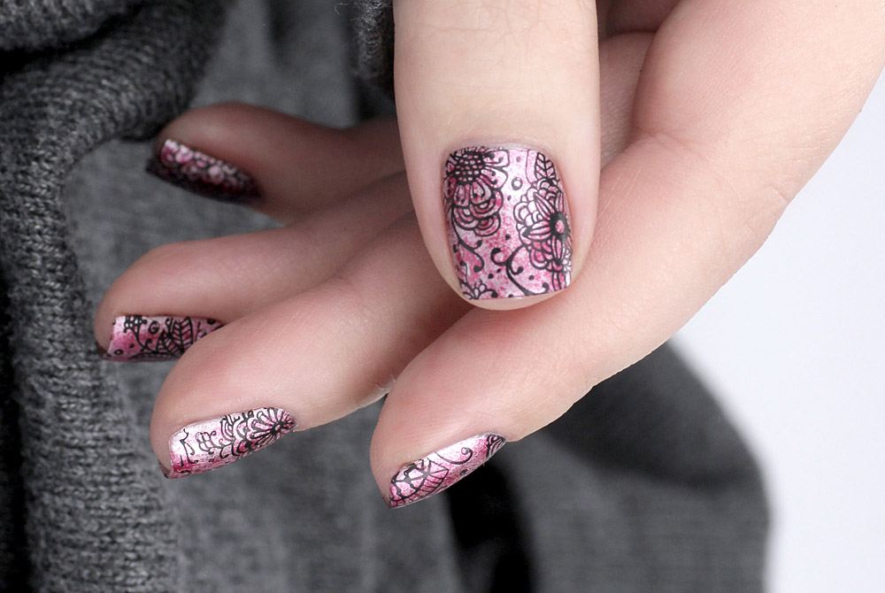 MoYou Stamping Nailart mit Rosa Metallic und Blumen für den Frühling – by frischlackiert