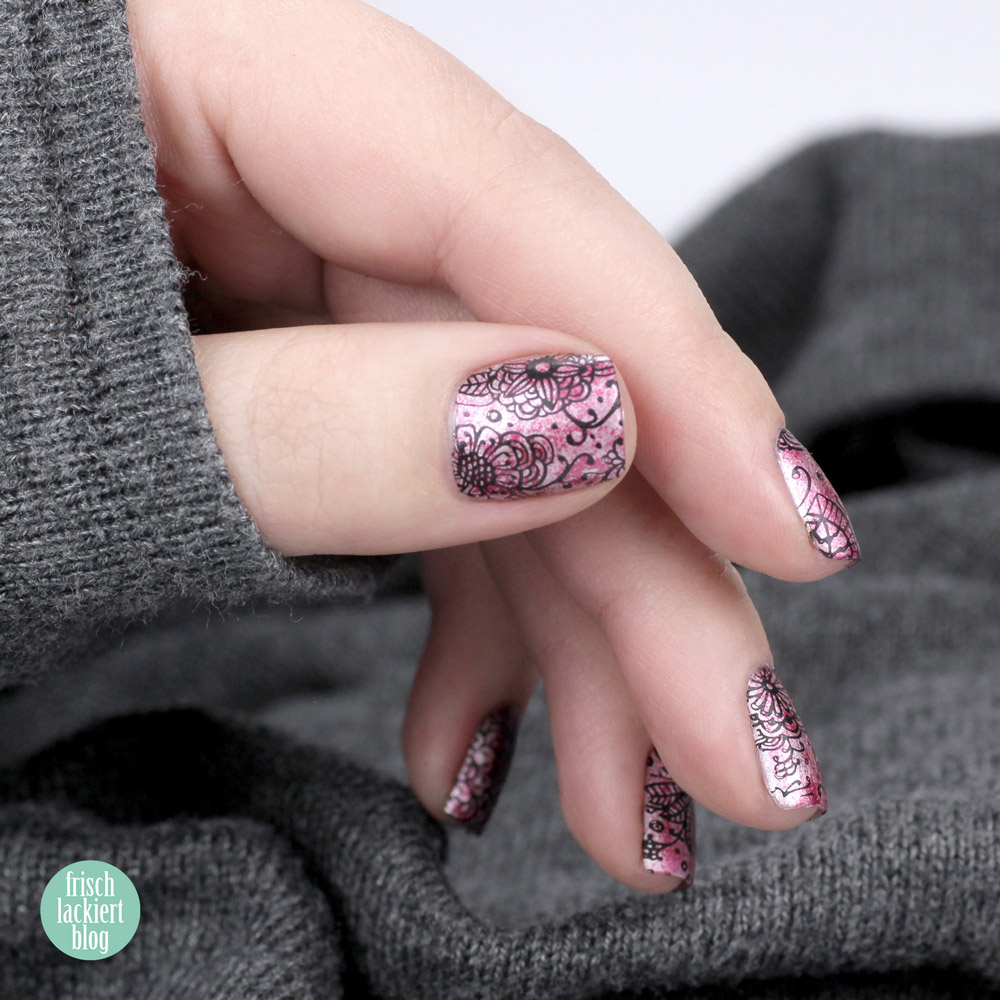 MoYou Stamping Nailart mit Rosa Metallic und Blumen für den Frühling – by frischlackiert