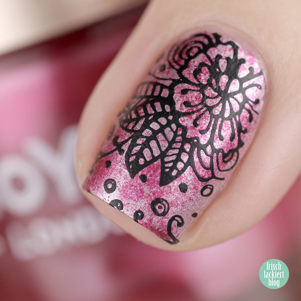 MoYou Stamping Nailart mit Rosa Metallic und Blumen für den Frühling – by frischlackiert