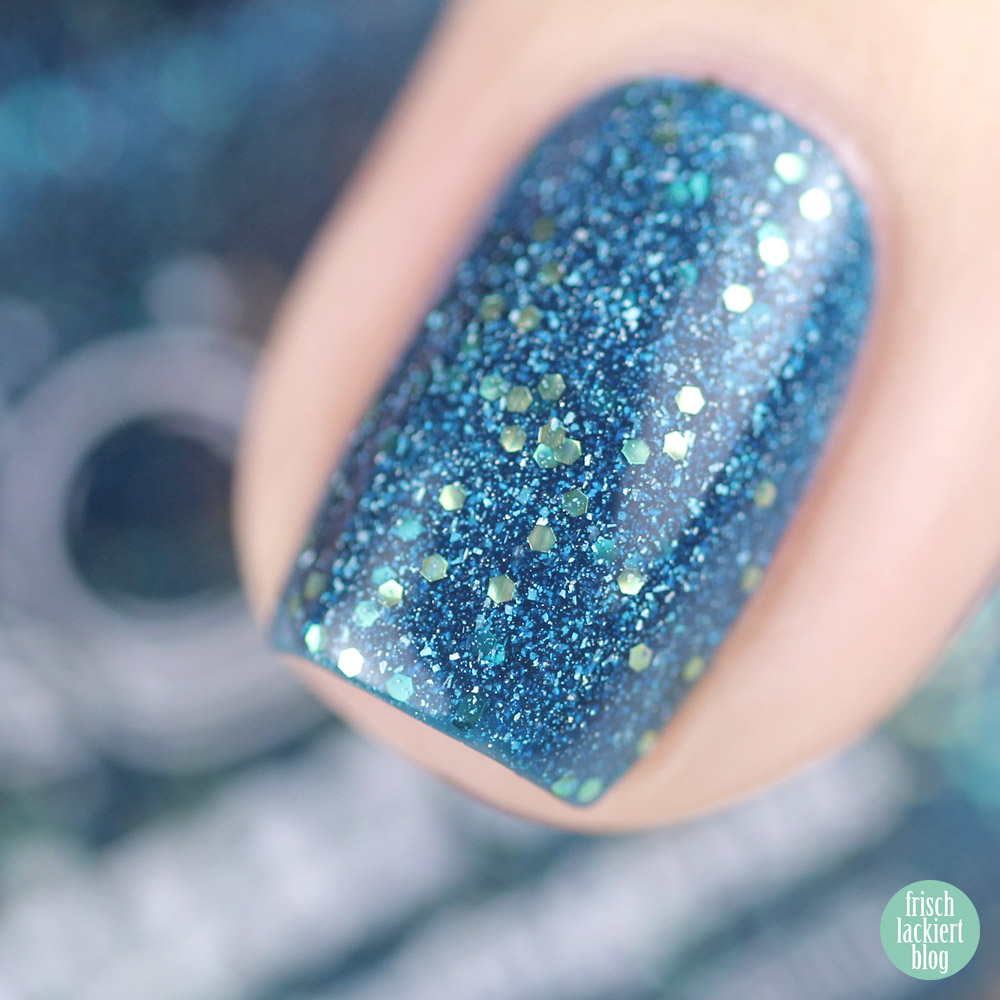 Picture Polish Wizardry – Nagellack in Blau mit goldenem Glitzer und Schimmer – swatch by frischlackiert