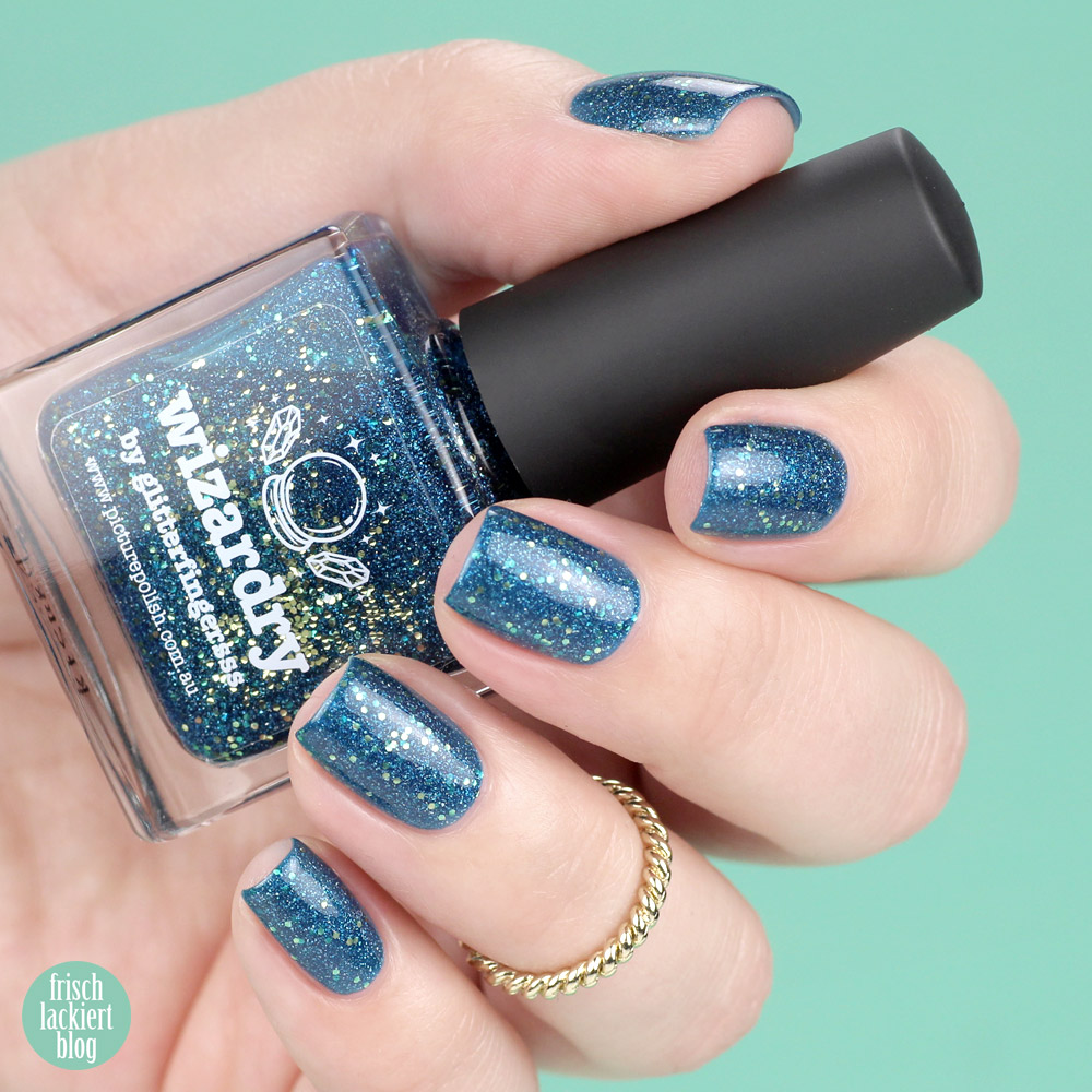 Picture Polish Wizardry – Nagellack in Blau mit goldenem Glitzer und Schimmer – swatch by frischlackiert