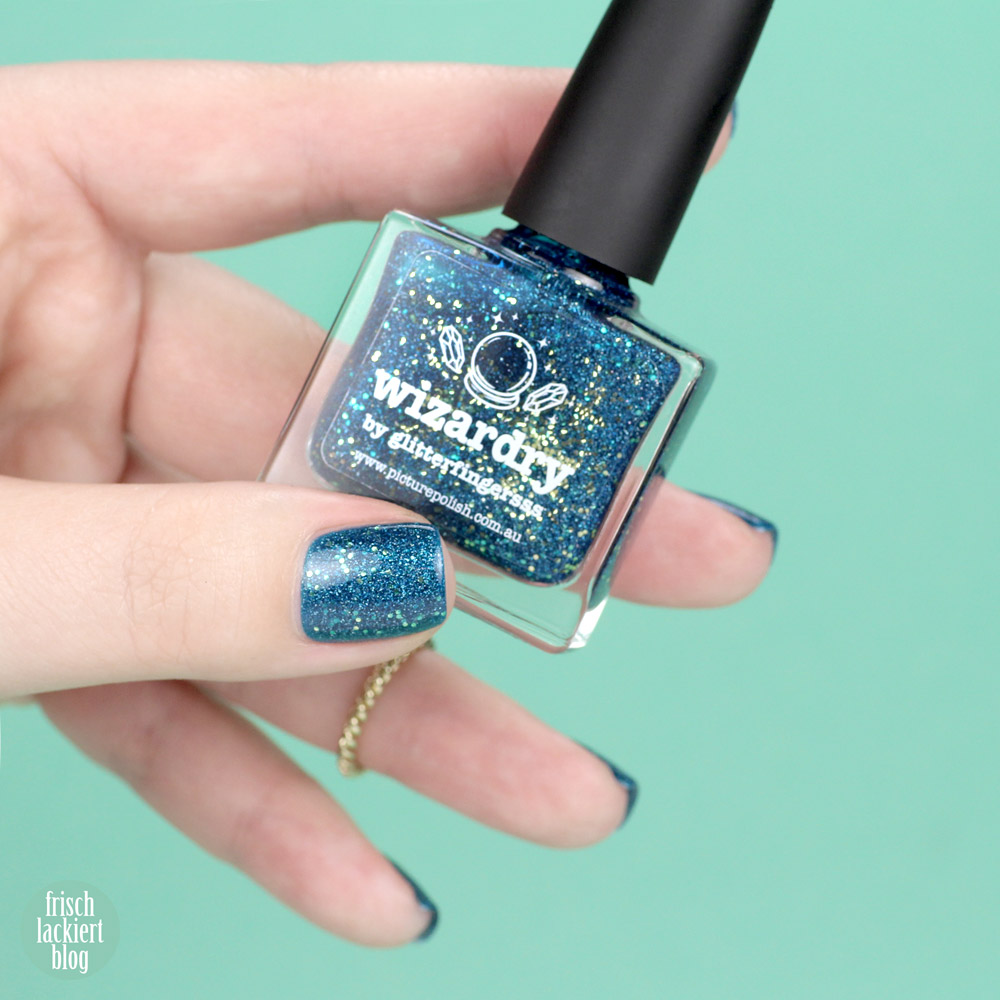 Picture Polish Wizardry – Nagellack in Blau mit goldenem Glitzer und Schimmer – swatch by frischlackiert