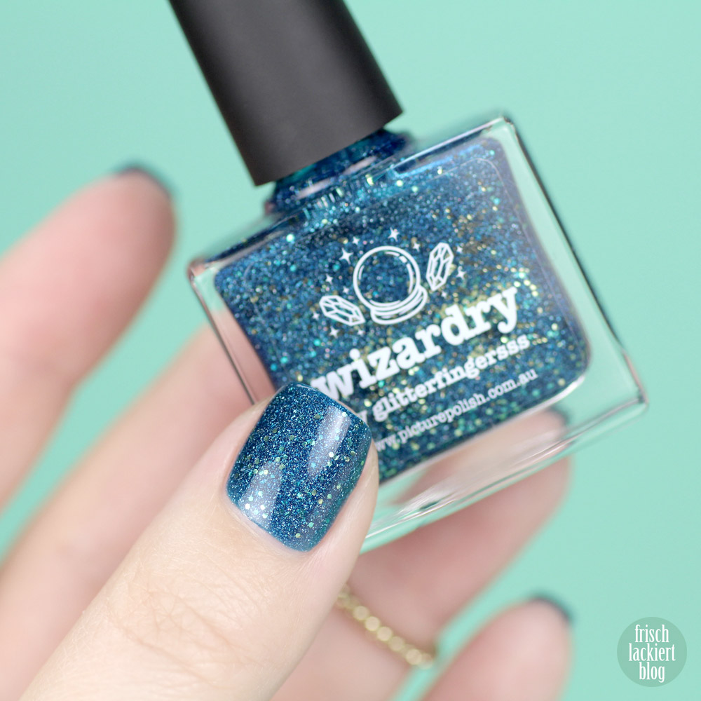 Picture Polish Wizardry – Nagellack in Blau mit goldenem Glitzer und Schimmer – swatch by frischlackiert