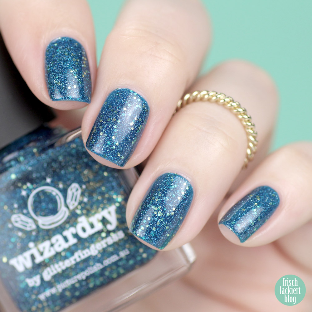 Picture Polish Wizardry – Nagellack in Blau mit goldenem Glitzer und Schimmer – swatch by frischlackiert