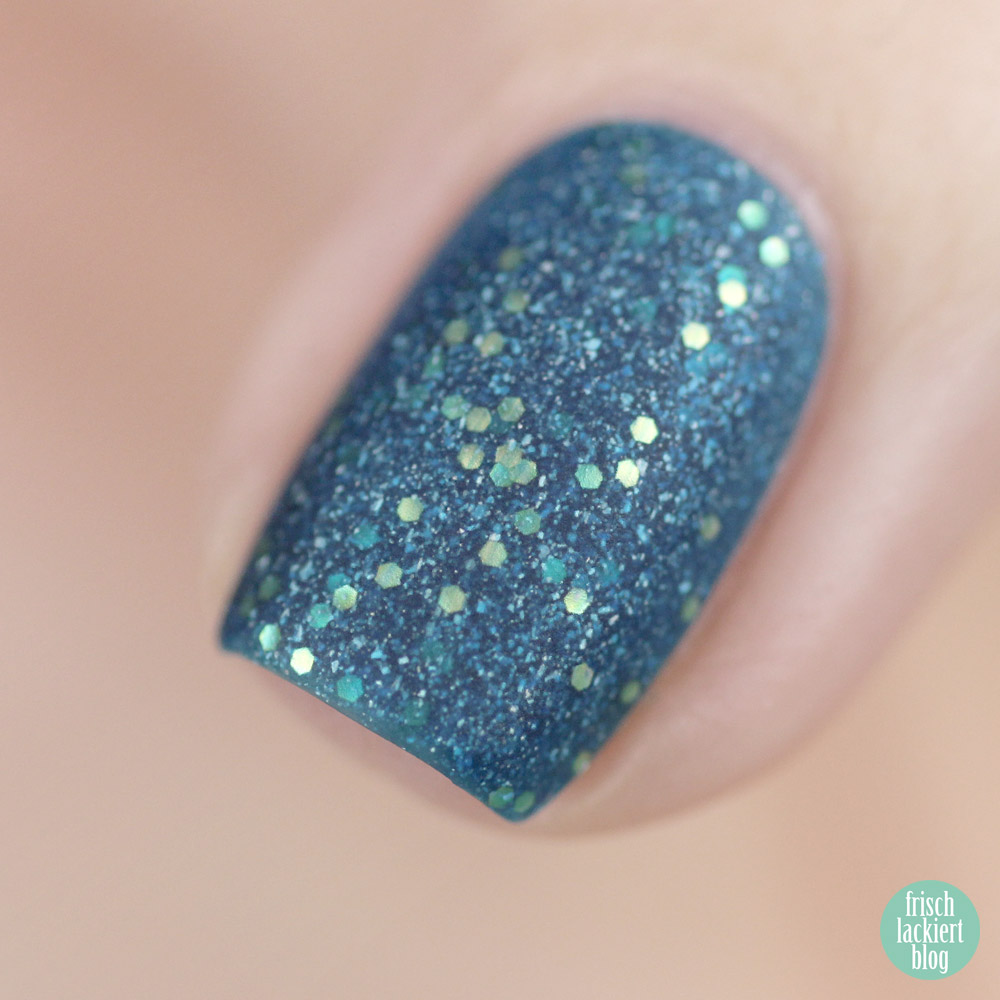 Picture Polish Wizardry – Nagellack in Blau mit goldenem Glitzer und Schimmer – swatch by frischlackiert