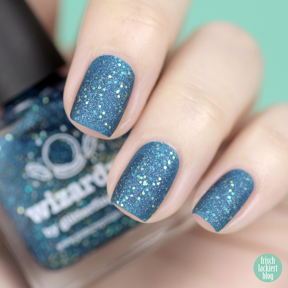 Picture Polish Wizardry – Nagellack in Blau mit goldenem Glitzer und Schimmer – swatch by frischlackiert