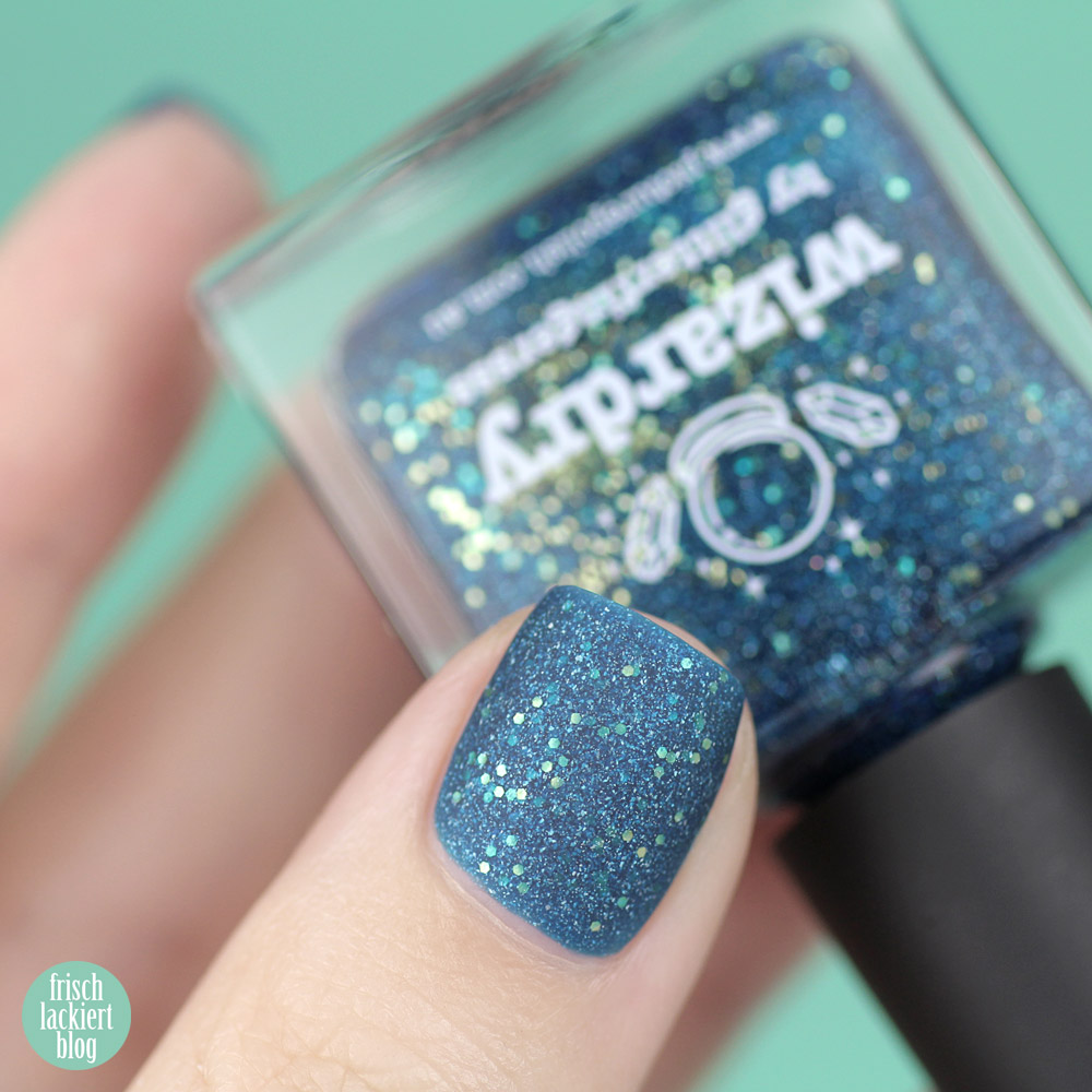 Picture Polish Wizardry – Nagellack in Blau mit goldenem Glitzer und Schimmer – swatch by frischlackiert