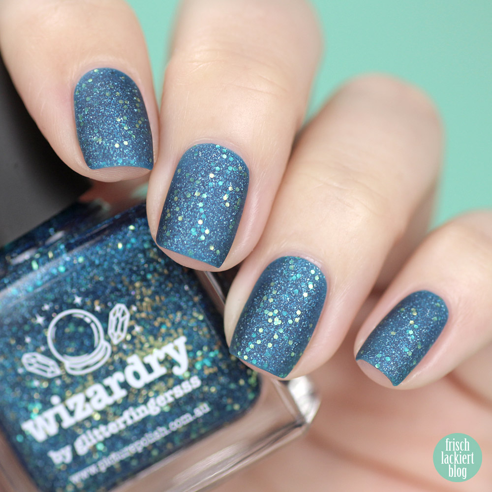 Picture Polish Wizardry – Nagellack in Blau mit goldenem Glitzer und Schimmer – swatch by frischlackiert