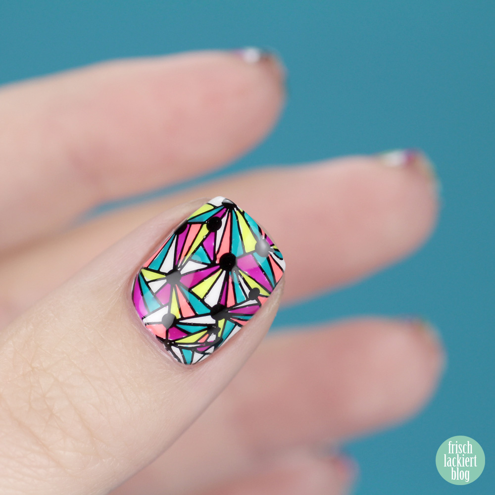 Frischlackiert-Challenge Reverse Stamping Neon Nailart – by frischlackiert