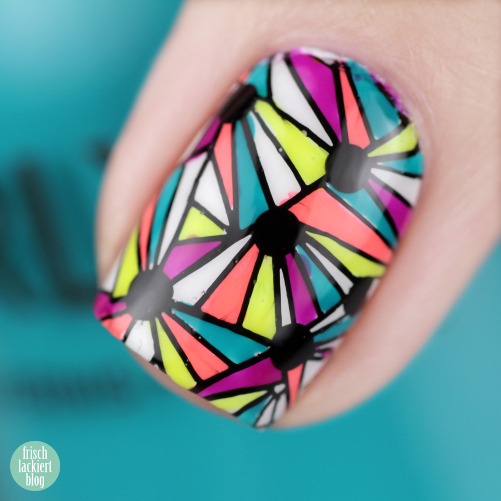 Frischlackiert-Challenge Reverse Stamping Neon Nailart – by frischlackiert
