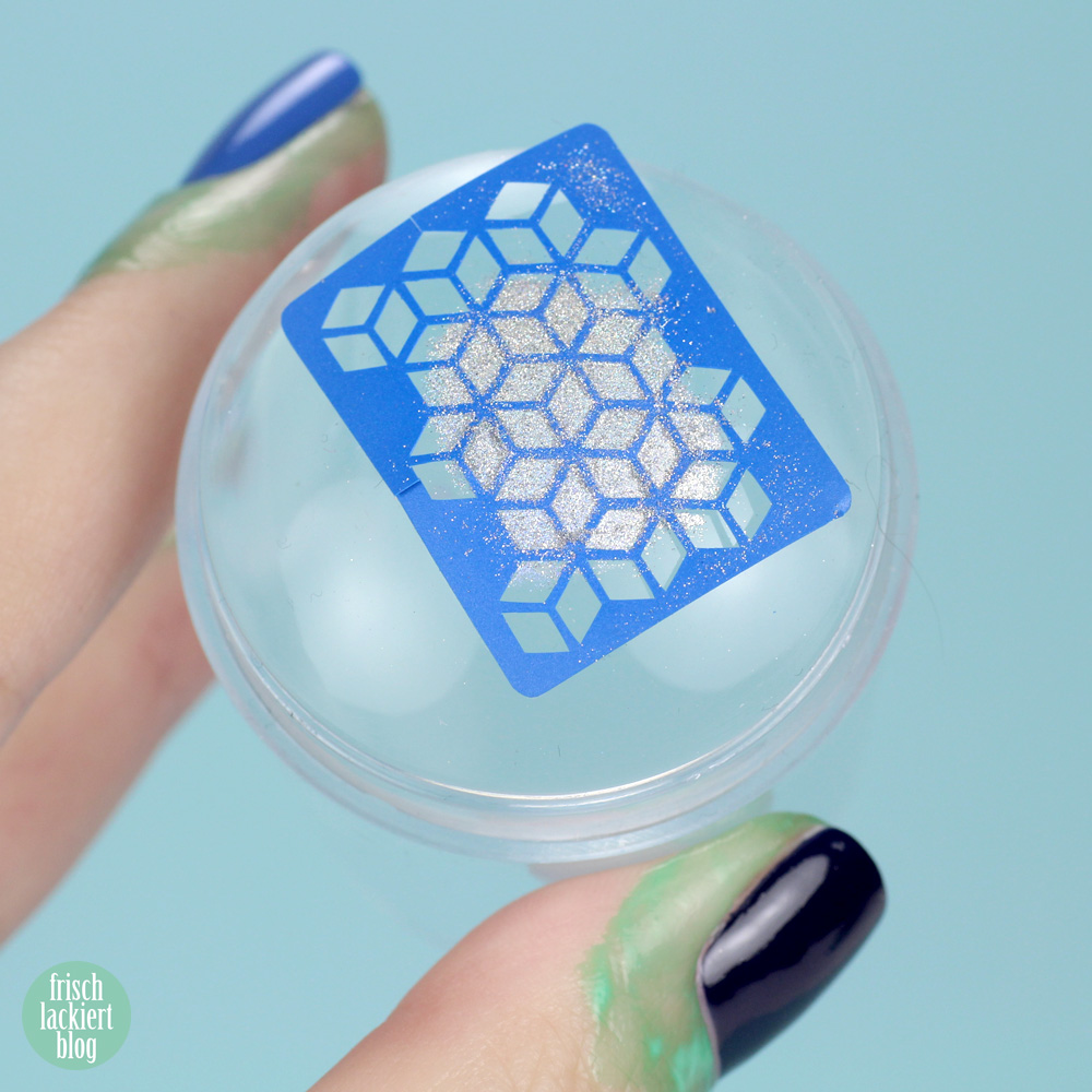 Frischlackiert-Challenge Holo-Mania – Holo Powder Stamping Nailart – blue Nailpolish – by frischlackiert