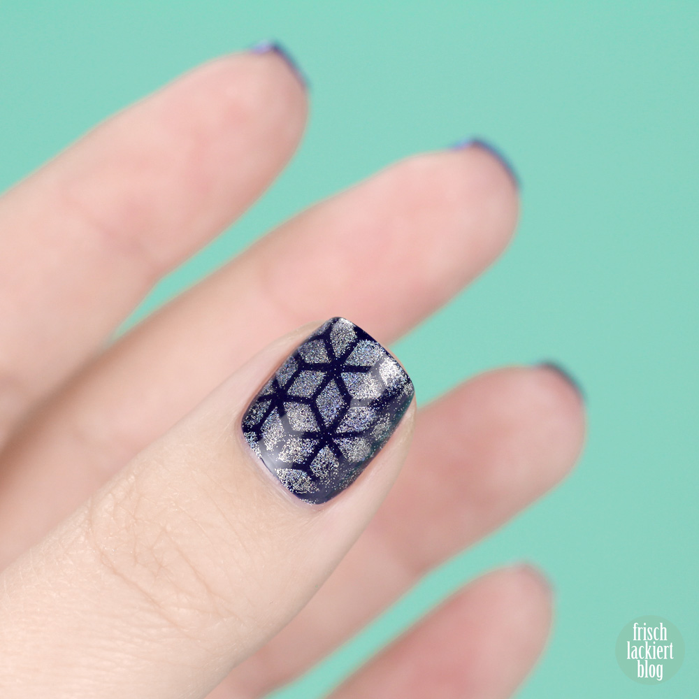 Frischlackiert-Challenge Holo-Mania – Holo Powder Stamping Nailart – blue Nailpolish – by frischlackiert