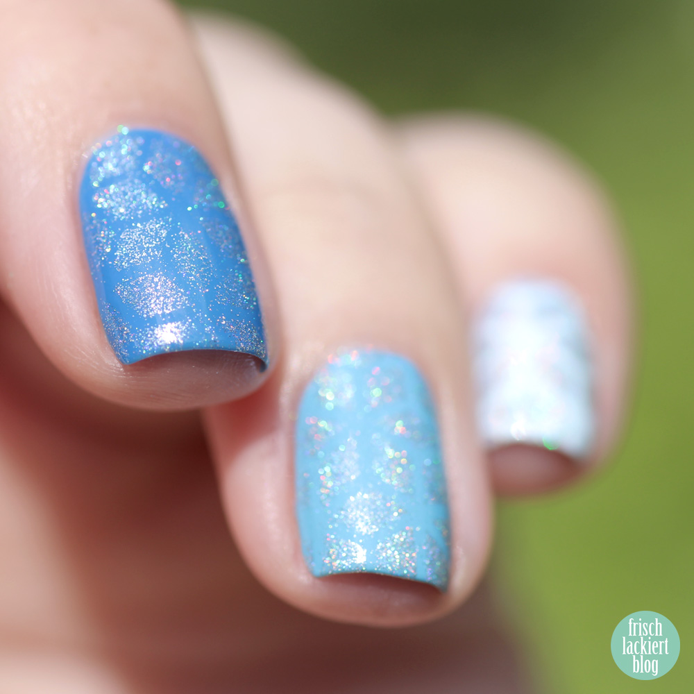 Frischlackiert-Challenge Holo-Mania – Holo Powder Stamping Nailart – blue Nailpolish – by frischlackiert