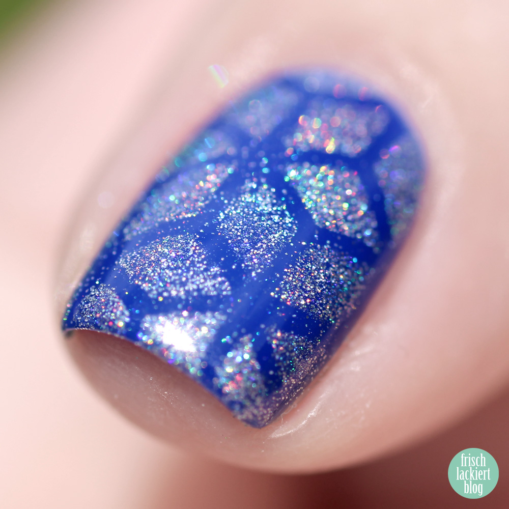 Frischlackiert-Challenge Holo-Mania – Holo Powder Stamping Nailart – blue Nailpolish – by frischlackiert