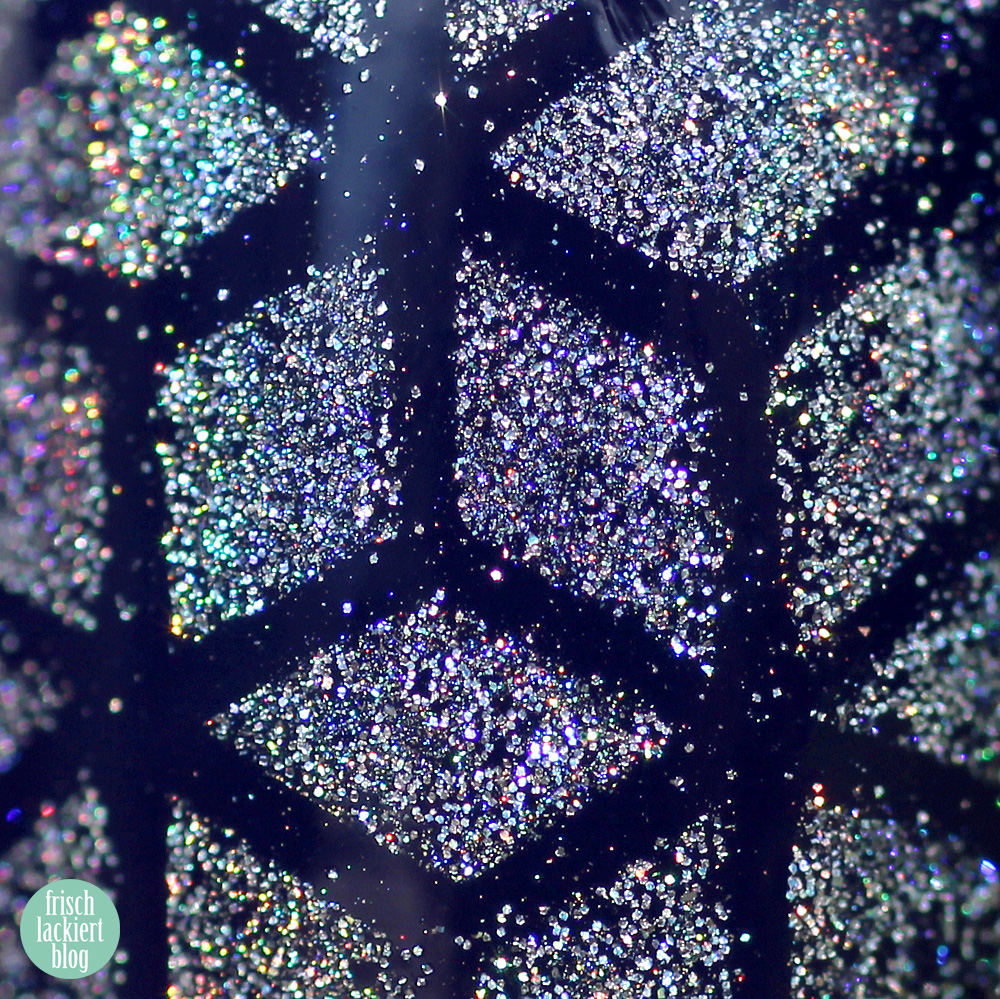 Frischlackiert-Challenge Holo-Mania – Holo Powder Stamping Nailart – blue Nailpolish – by frischlackiert