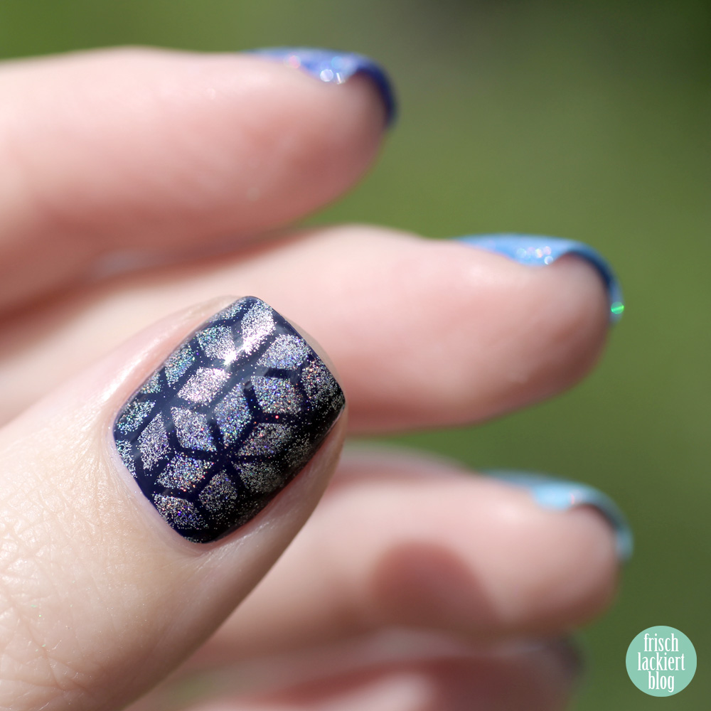 Frischlackiert-Challenge Holo-Mania – Holo Powder Stamping Nailart – blue Nailpolish – by frischlackiert