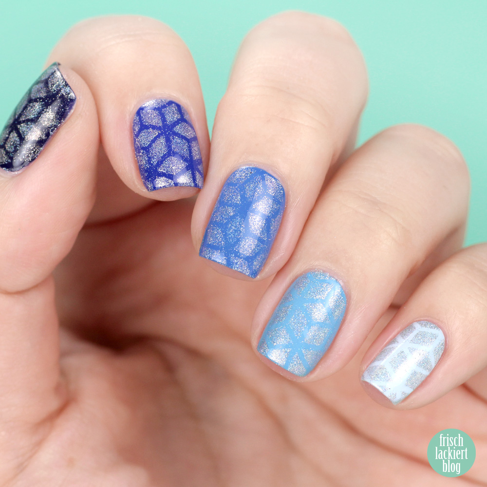 Frischlackiert-Challenge Holo-Mania – Holo Powder Stamping Nailart – blue Nailpolish – by frischlackiert