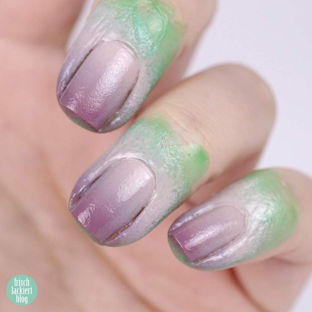 Frischlackiert-Challenge Gradient Nailart mit Blumen Stamping Weiß Flieder – by frischlackiert