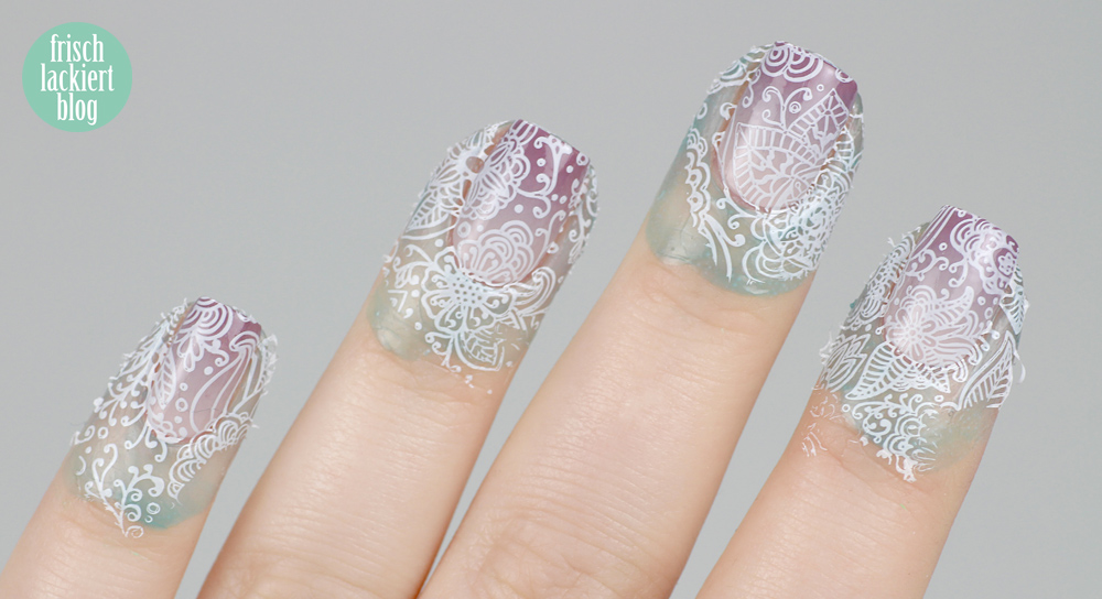 Frischlackiert-Challenge Gradient Nailart mit Blumen Stamping Weiß Flieder – by frischlackiert