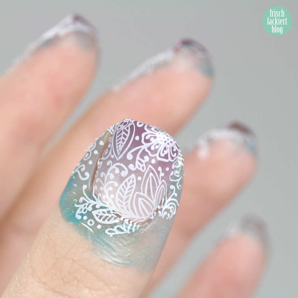 Frischlackiert-Challenge Gradient Nailart mit Blumen Stamping Weiß Flieder – by frischlackiert